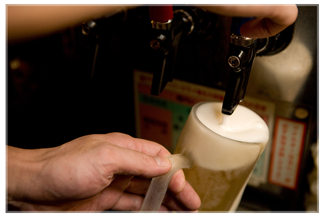 ビールをそそぐ