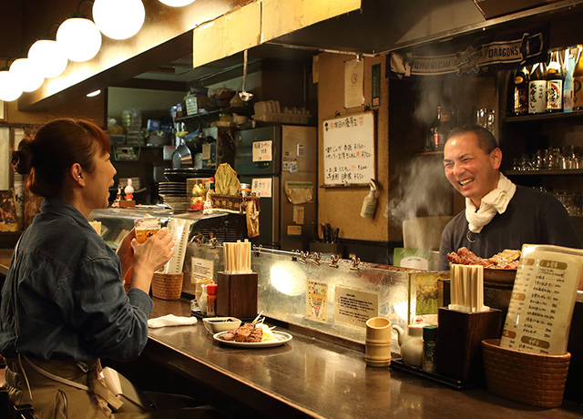 カウンターで大将とお客さん